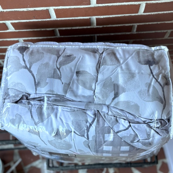 NWT Full/Queen Comforter Set| Amor & Amore | Gray and White Floral - Picture 5 of 5